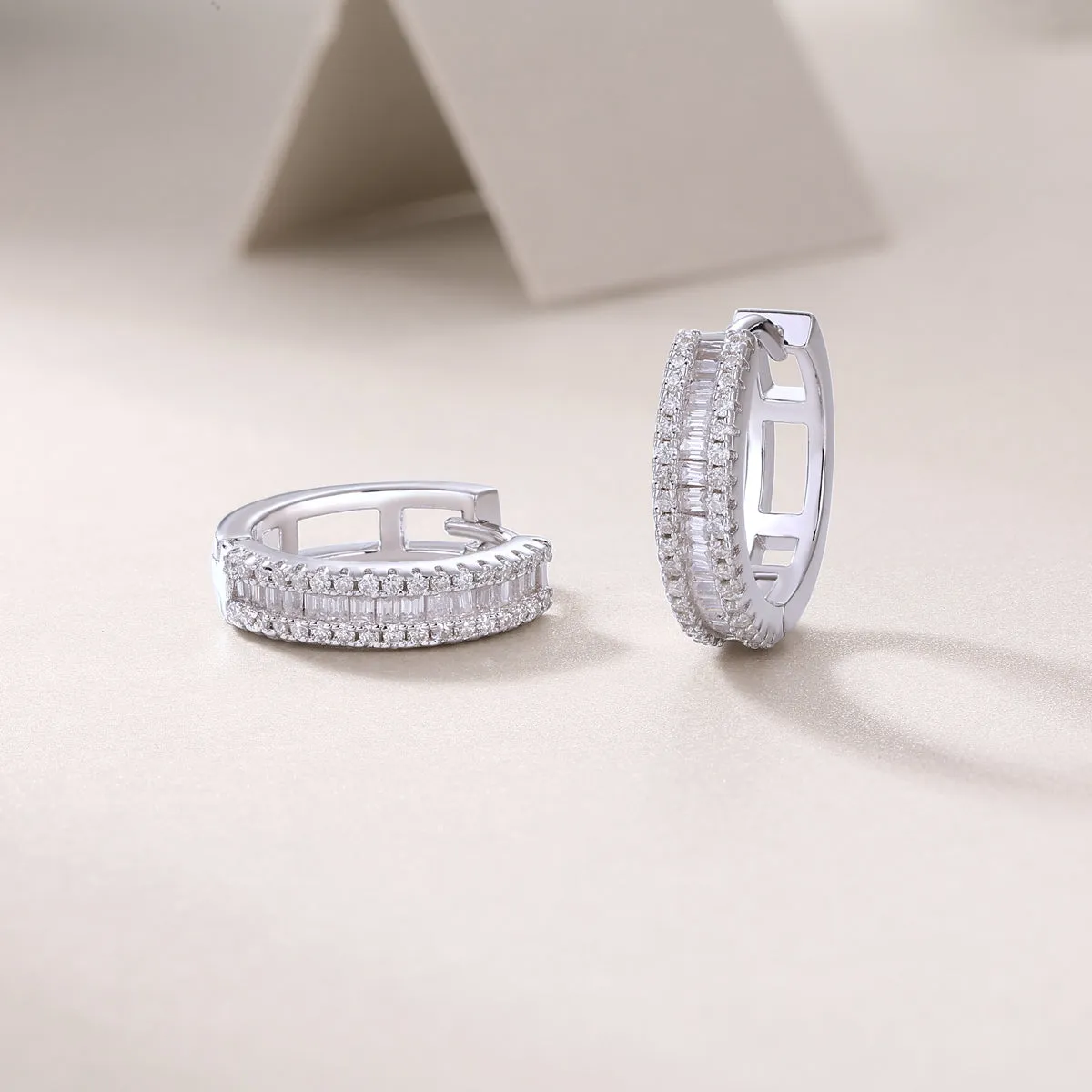 Weaving Light moissanite stud earrings in S925 silver with platinum plating, golden colour, in gift box