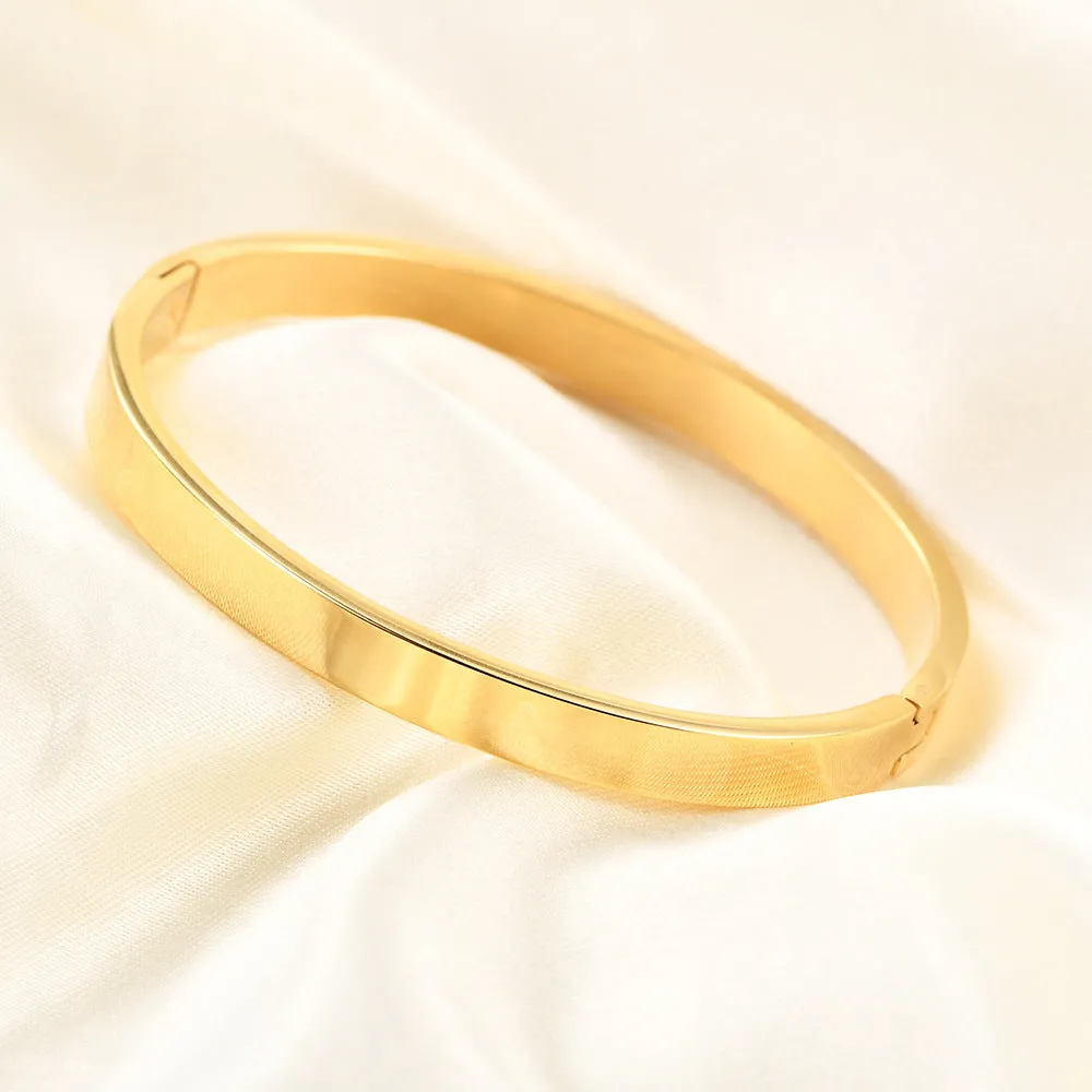 Polished stainless steel snap bracelet with oval links on plain background