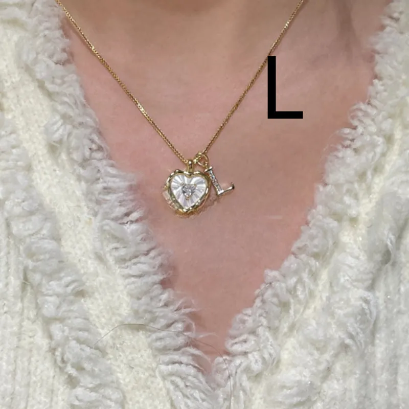 Mixed material pendant necklace for women, heart shaped and geometric designs, regular chain, colour options A-M.