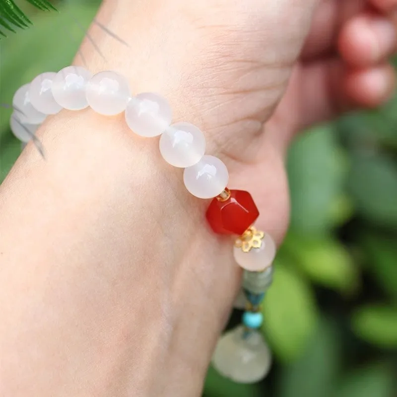 Hand-woven agate bracelet with white round beads, lotus seedpod beads, and Tianshan Cui elements in Chinese style