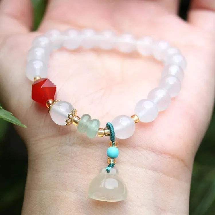 Hand-woven agate bracelet with white round beads, lotus seedpod beads, and Tianshan Cui elements in Chinese style