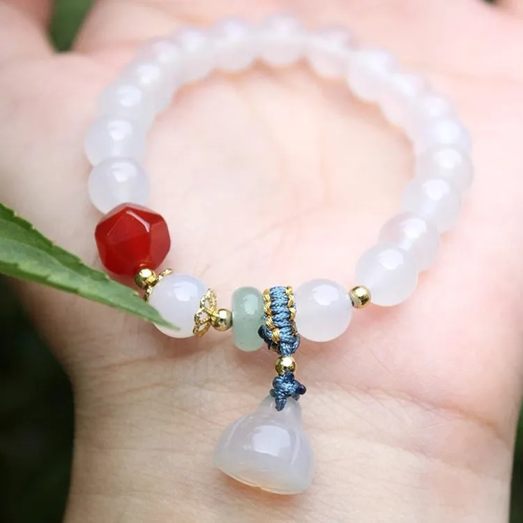 Hand-woven agate bracelet with white round beads, lotus seedpod beads, and Tianshan Cui elements in Chinese style