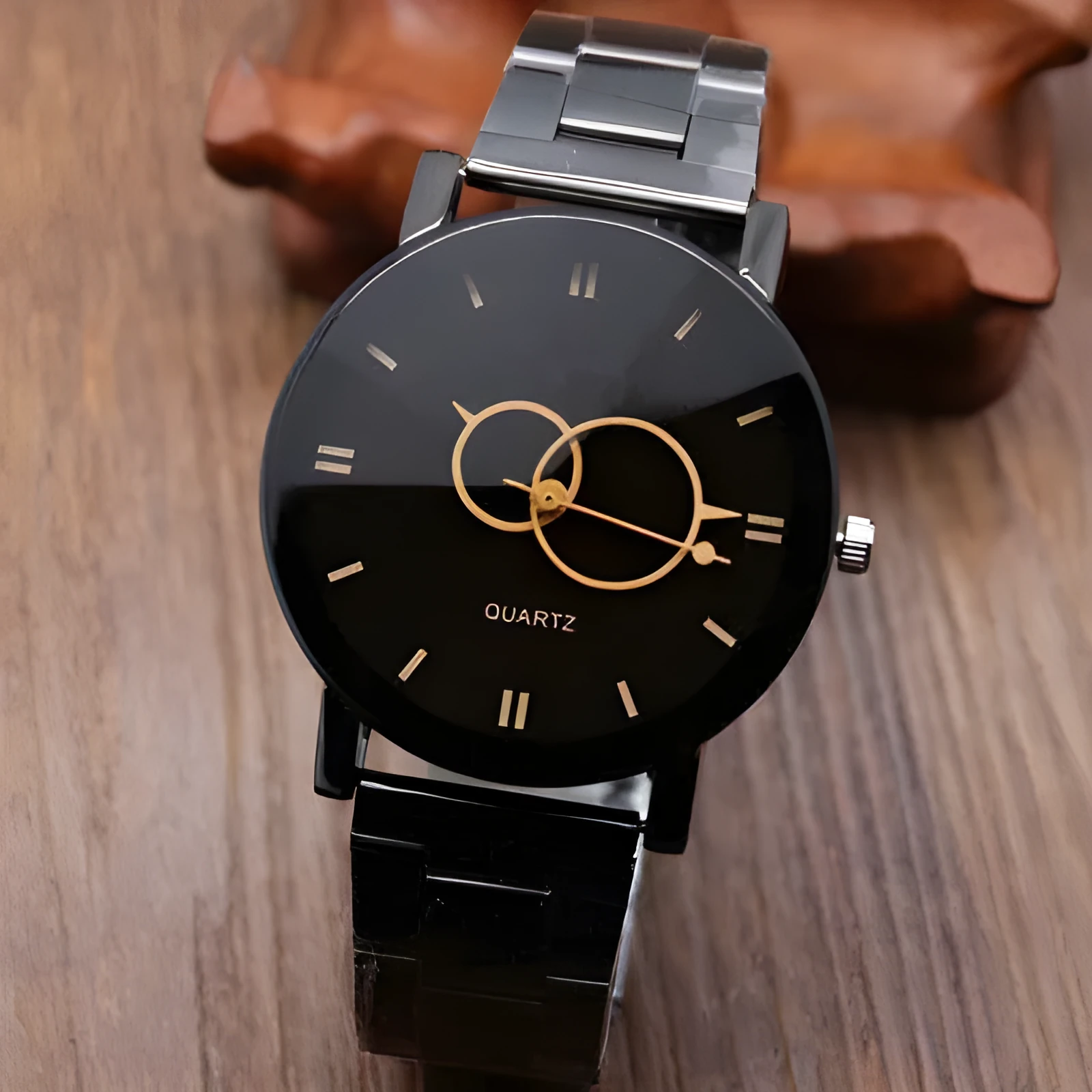 Black steel strap quartz analogue watch with metal case and glass mirror for men and women
