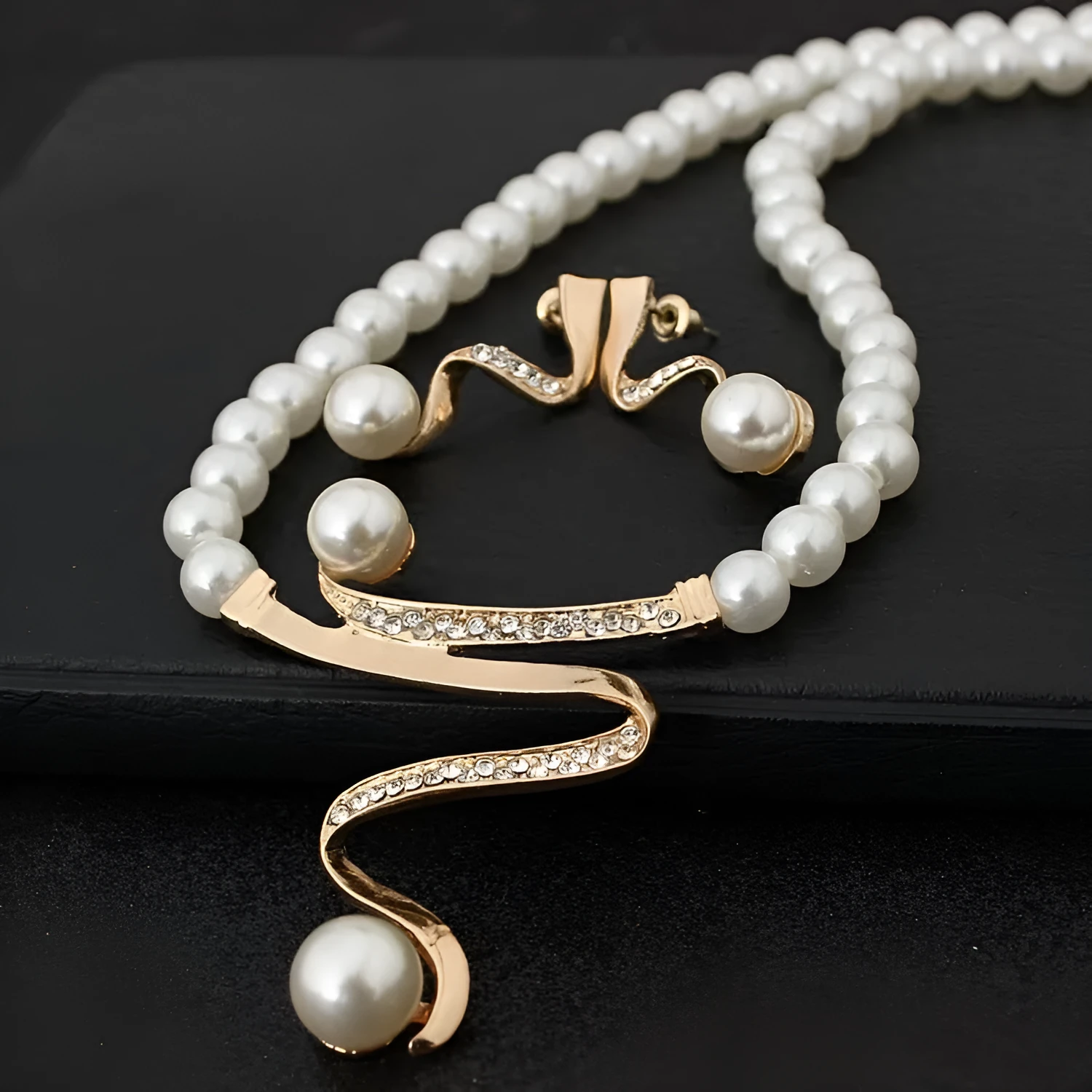 Gold colour pearl necklace and earrings set with deep V clavicle design and drop-shaped earrings