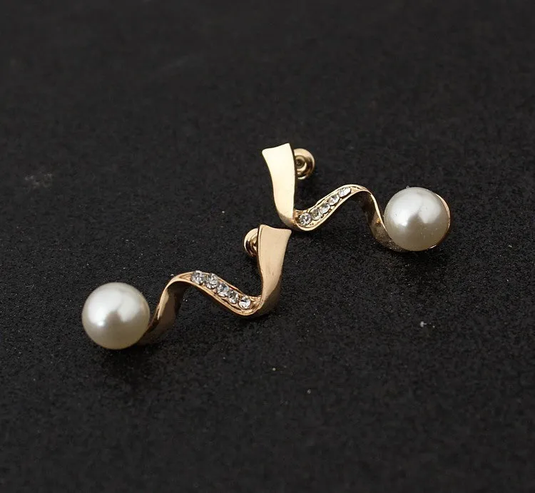 Gold colour pearl necklace and earrings set with deep V clavicle design and drop-shaped earrings