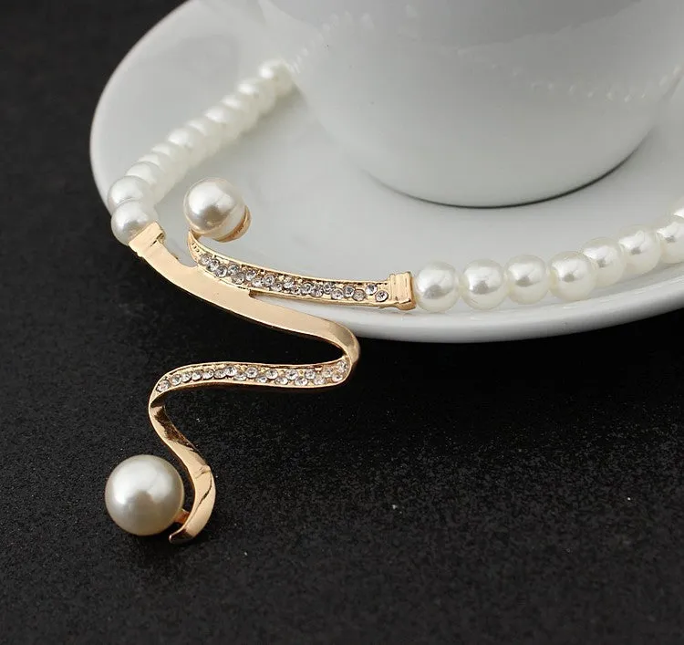 Gold colour pearl necklace and earrings set with deep V clavicle design and drop-shaped earrings