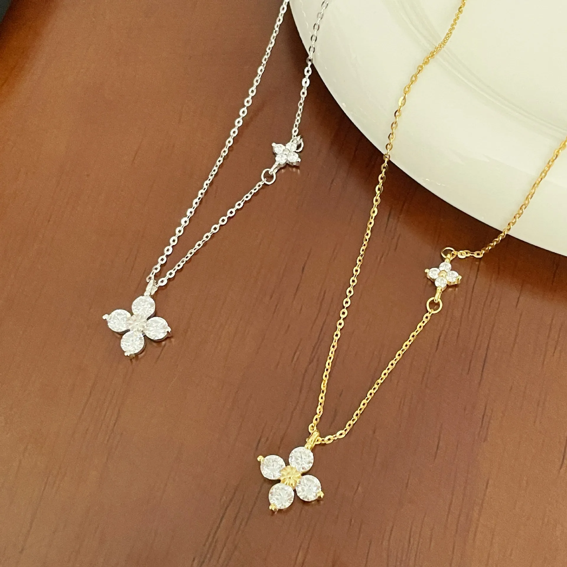 925 sterling silver clover necklace with flower pendant in white gold finish and O-shaped chain