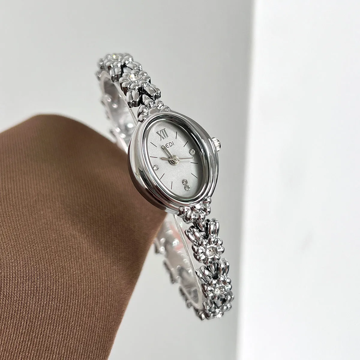 Women's light luxury retro compact alloy watch with 8mm thin case and white dial on white strap