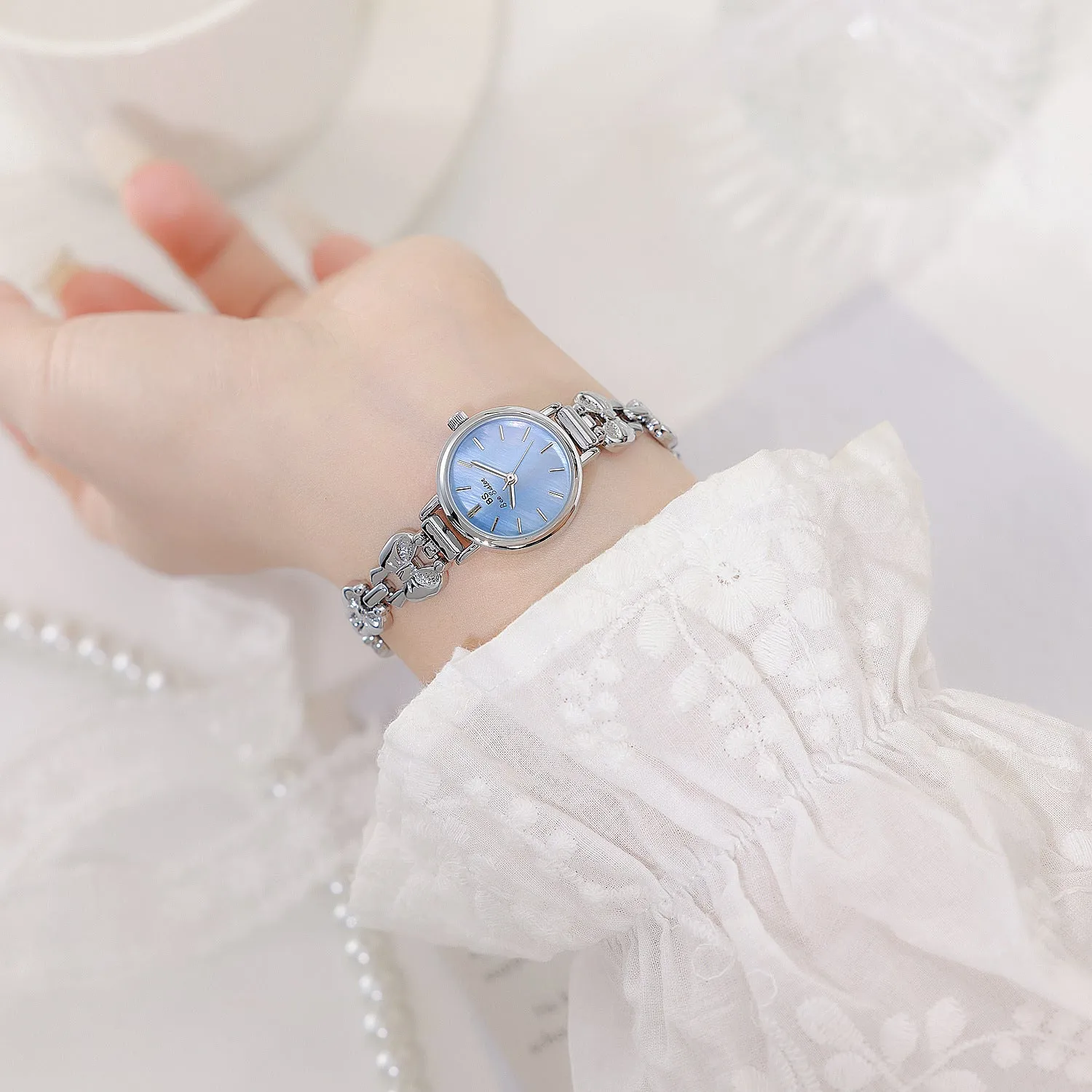 Women's retro French style alloy watch with 7mm slim case in golden white finish