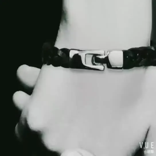 Hand-woven leather and alloy bracelet in vintage style, 21cm length, black colour