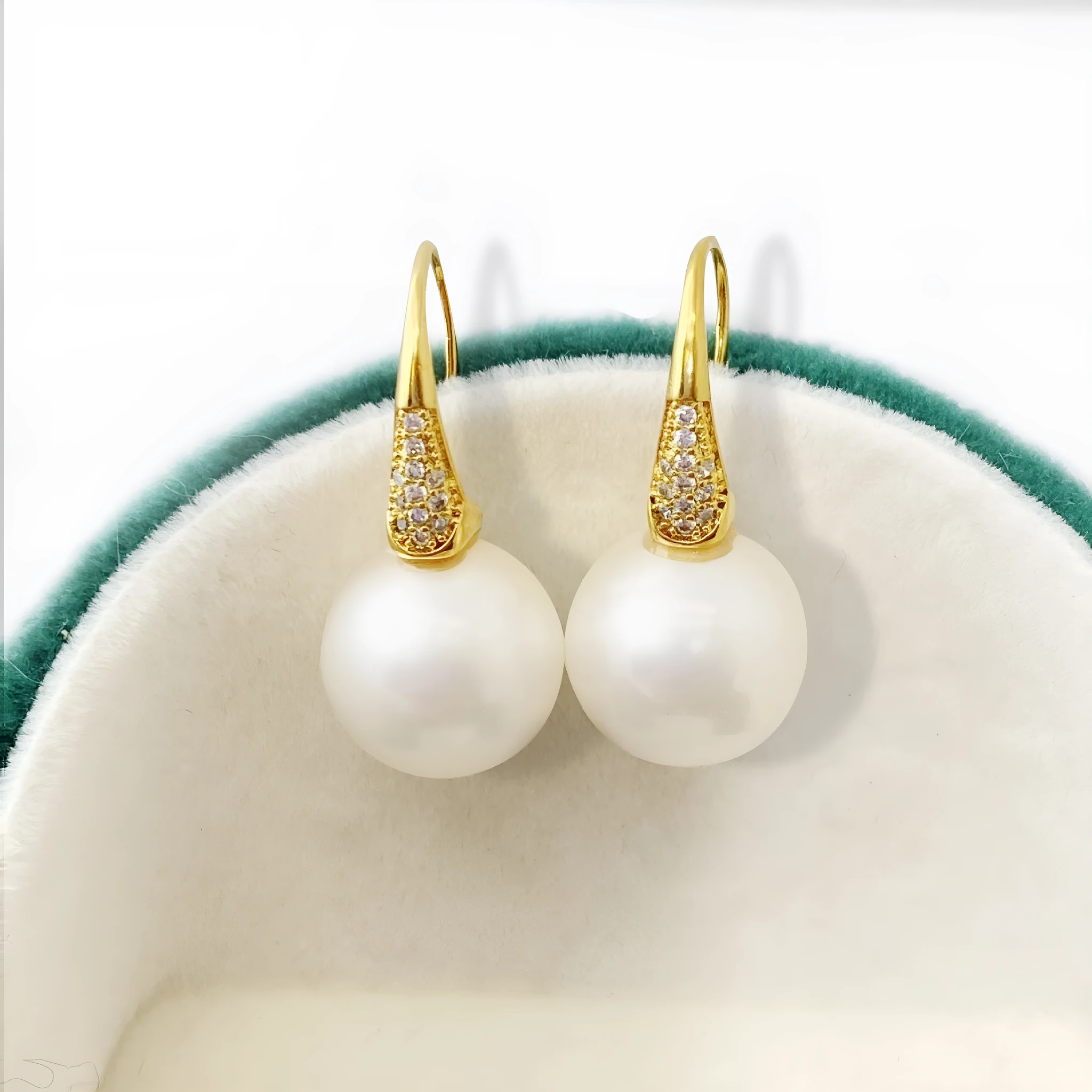 Geometric shell pearl drop earrings for women, fashionable OL style, single pair