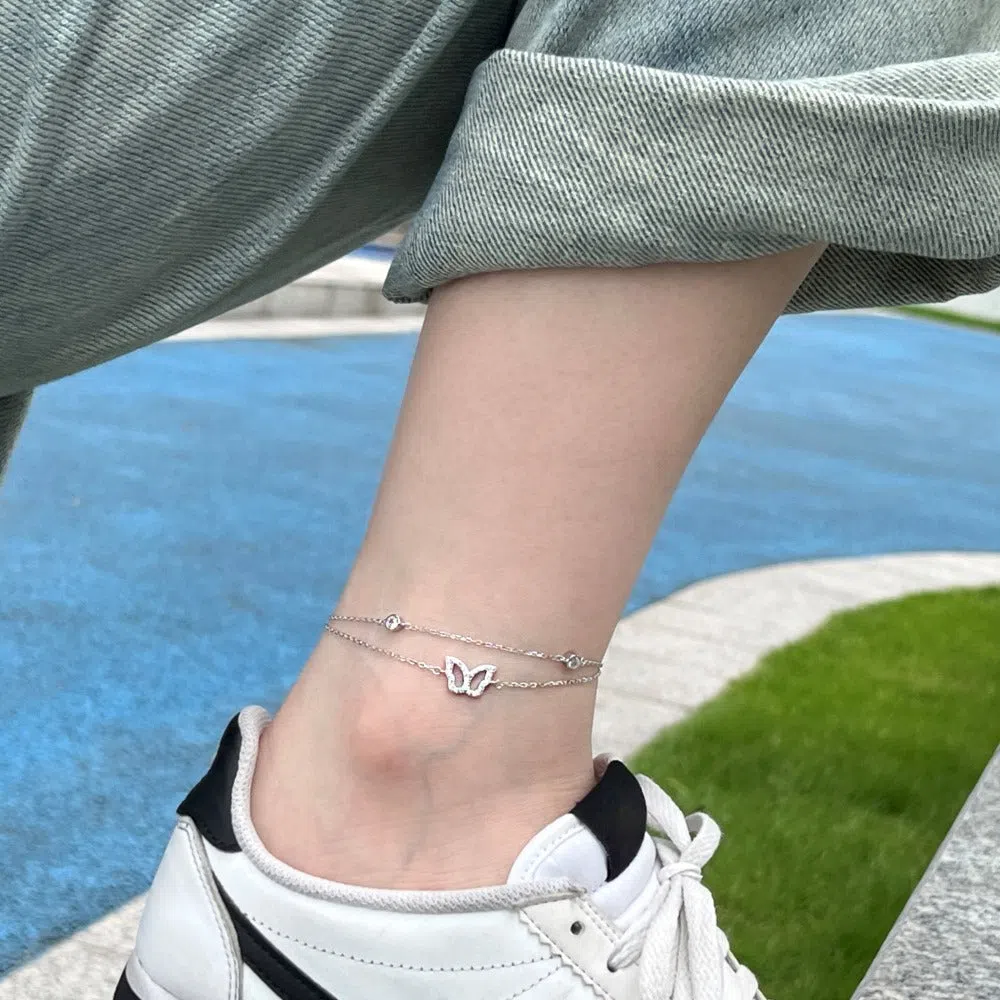 925 silver anklet with hollow zircon inlay in platinum colour on a white background