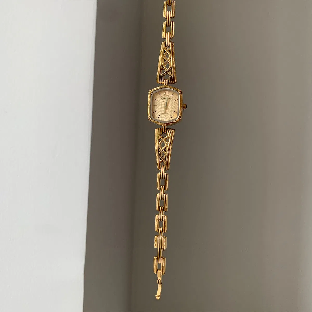 Women's quartz watch with gold strap and gold surface, special-interest palace design, AO68