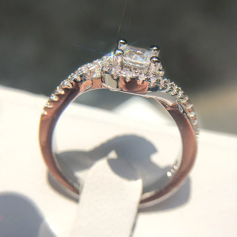 White copper ring with gold finish and 5mm inlaid zircon stone