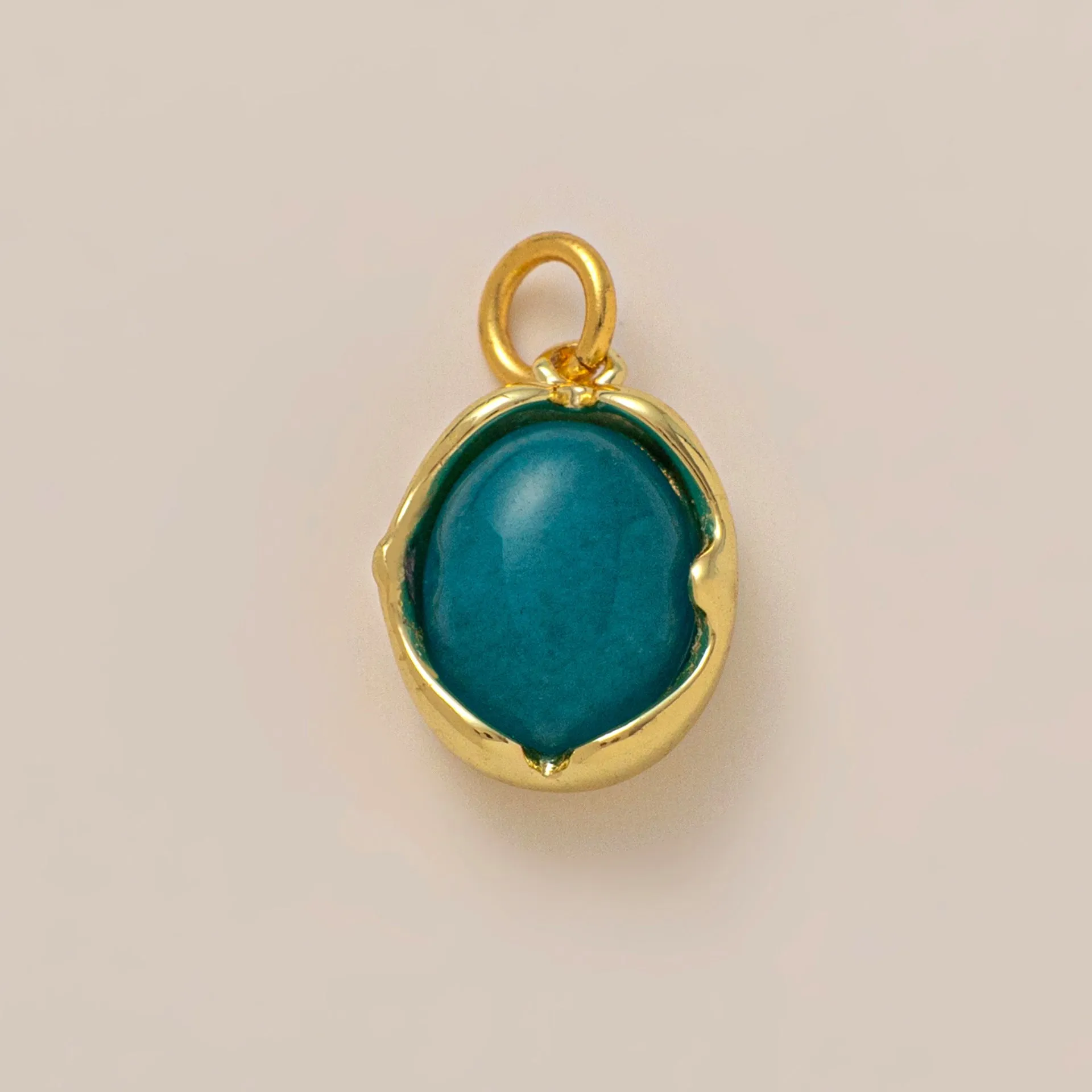 Geometric natural stone crystal pendant on an O-shaped chain necklace