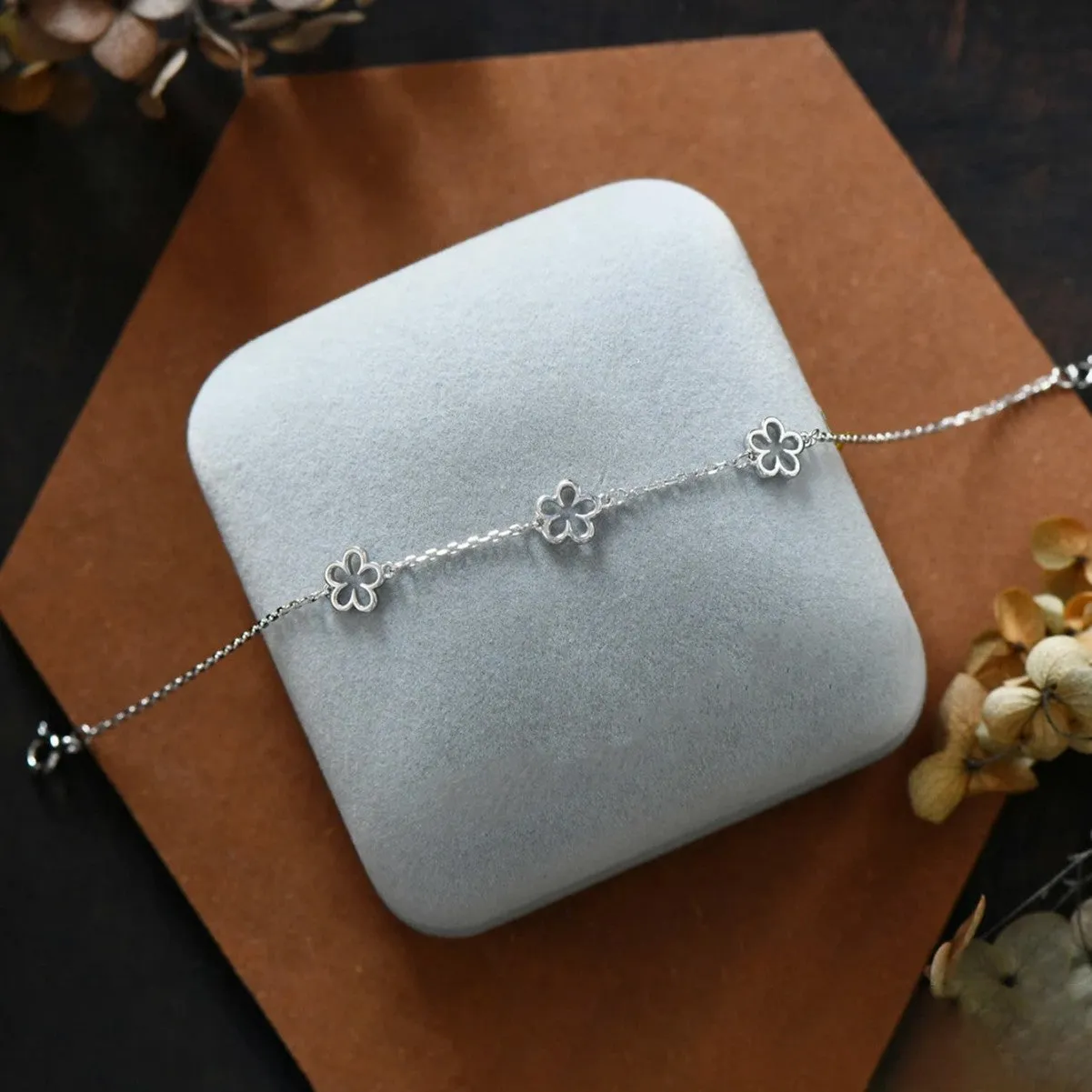Women's S925 sterling silver bracelet with heart-shaped flower design in white gold or golden colour