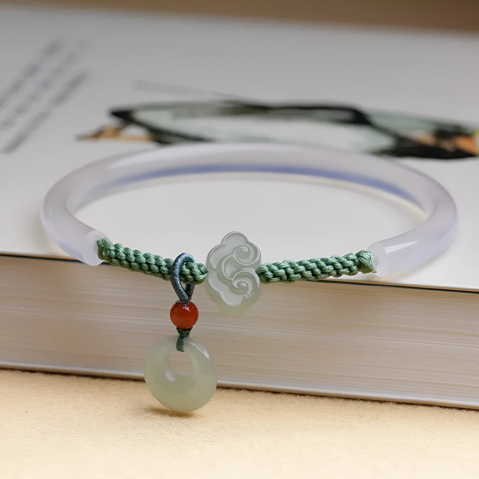 Green agate and Hetian jade bracelet with Xiangyun motifs on elasticated band