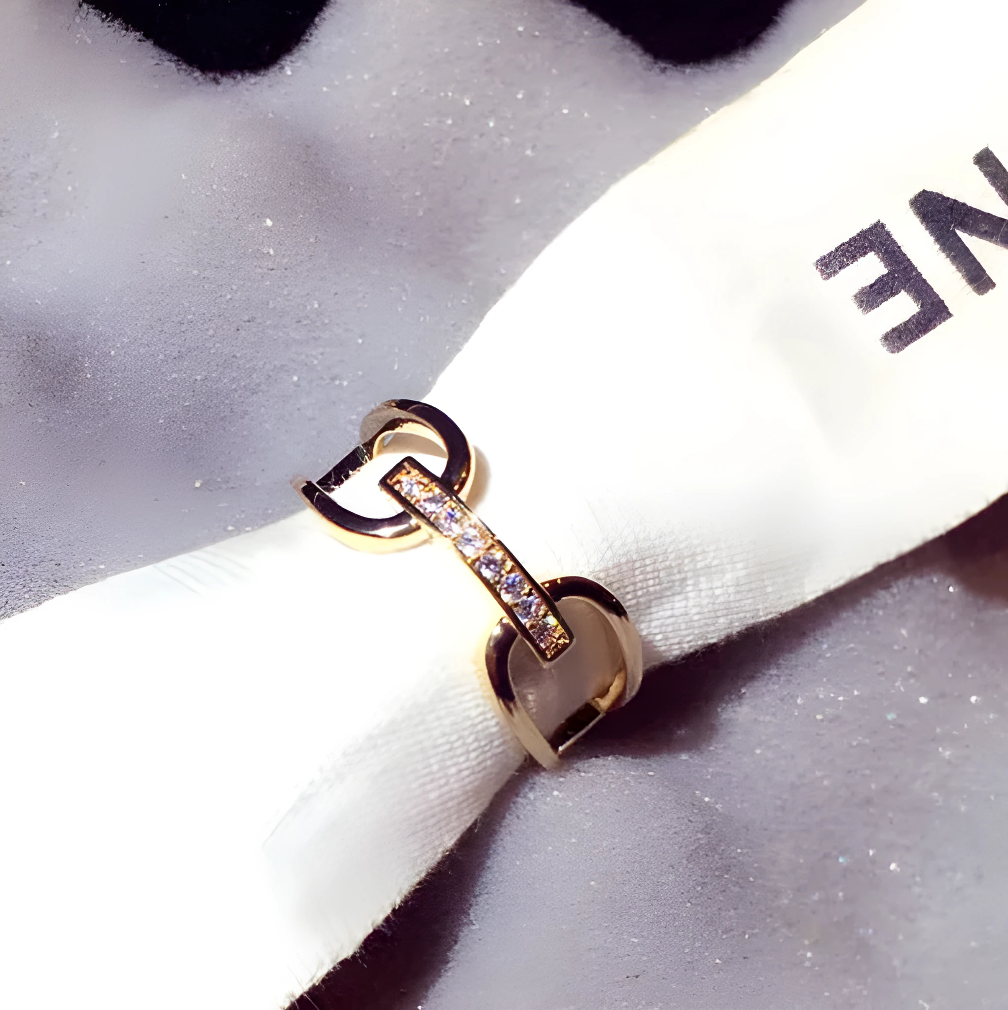 Golden copper geometric women's ring with inlaid zircon stone in Han style.