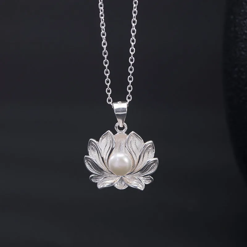 Simple pearl lotus women's necklace with 925 silver pendant and pearl inlay in flower shape