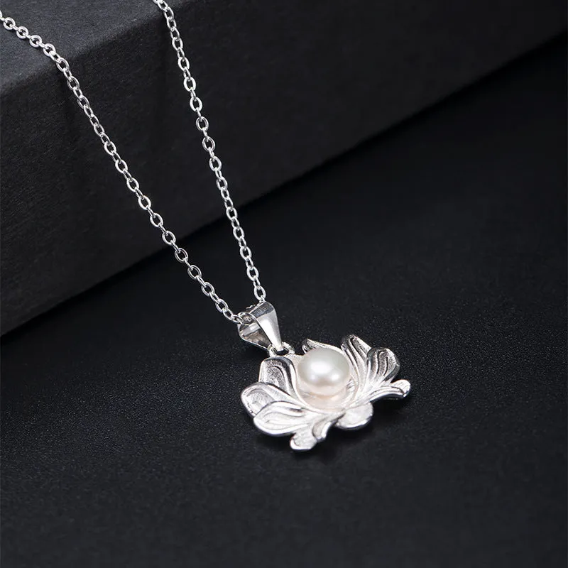 Simple pearl lotus women's necklace with 925 silver pendant and pearl inlay in flower shape