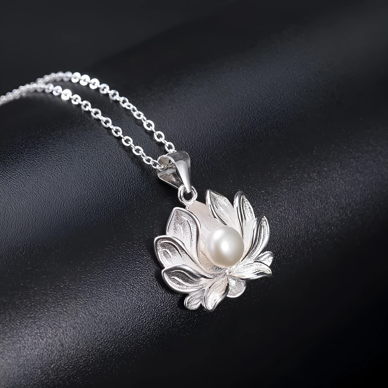 Simple pearl lotus women's necklace with 925 silver pendant and pearl inlay in flower shape