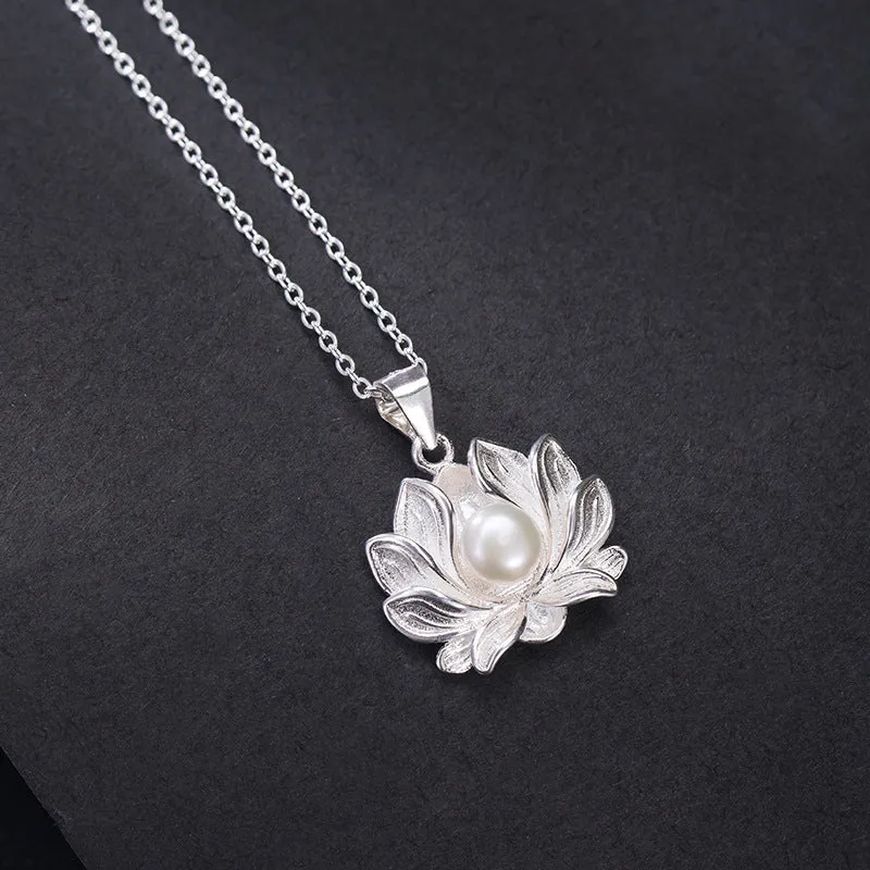 Simple pearl lotus women's necklace with 925 silver pendant and pearl inlay in flower shape