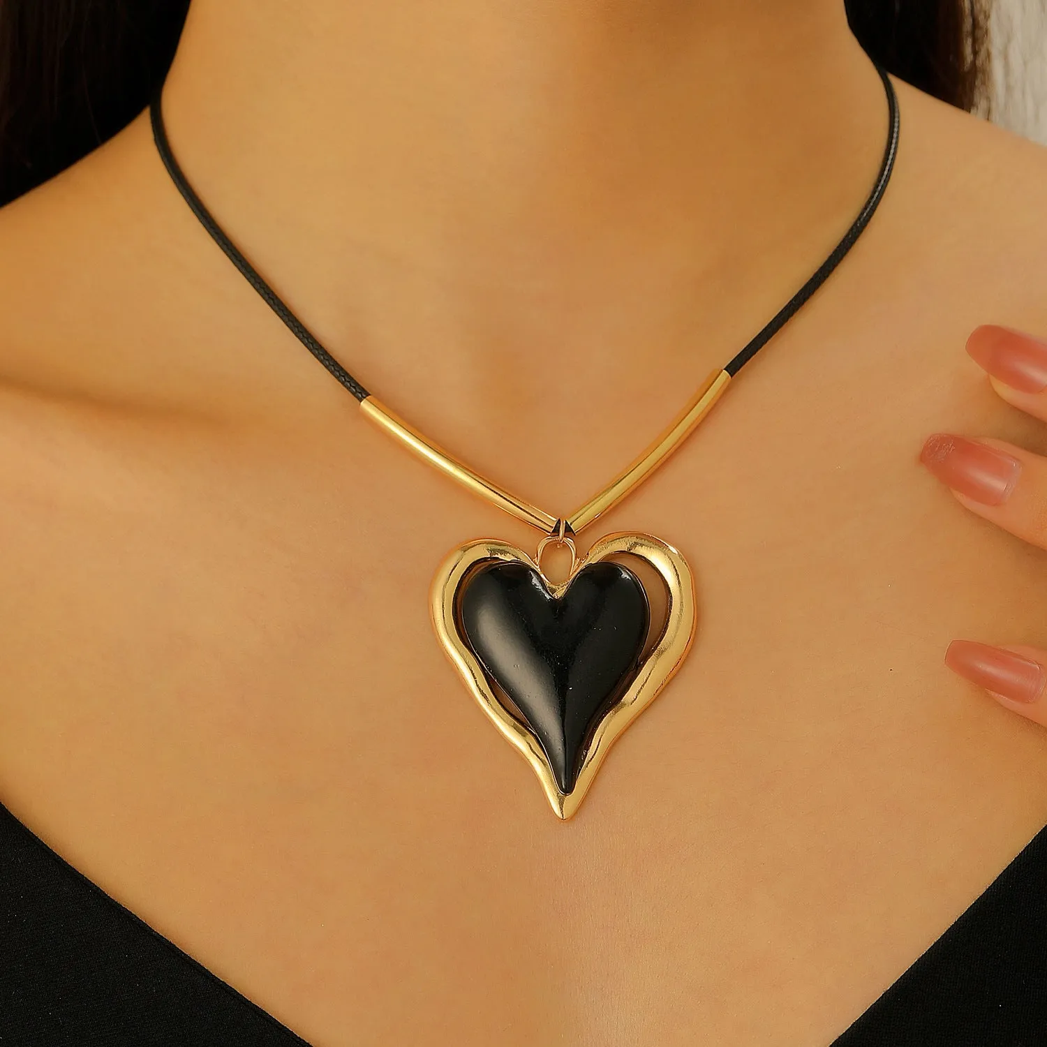 Minimalist exaggerated big heart pendant necklace in alloy with 51-60cm chain, black colour, electroplating finish