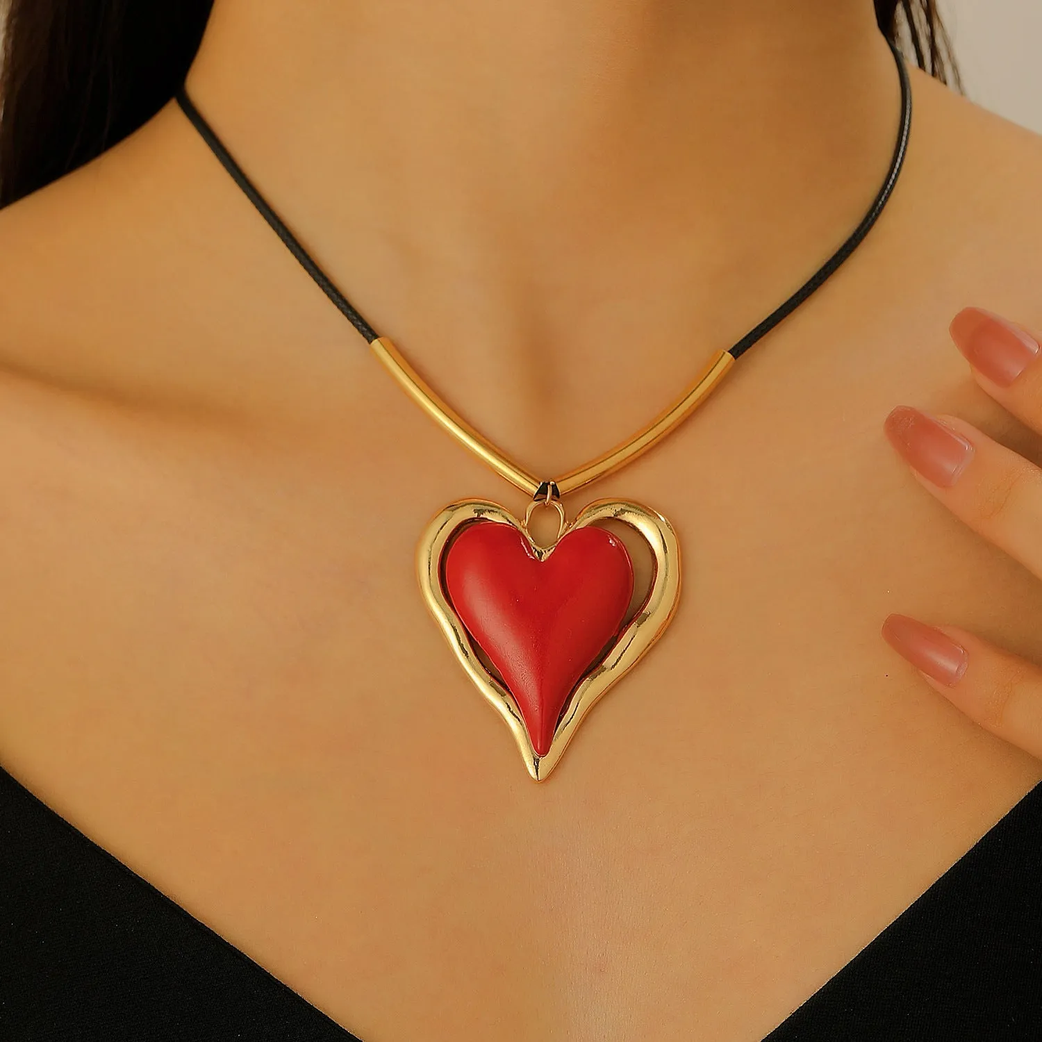 Minimalist exaggerated big heart pendant necklace in alloy with 51-60cm chain, black colour, electroplating finish