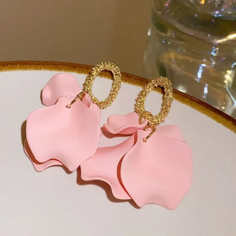 Geometric rose petal earrings in fresh style with spray paint finish