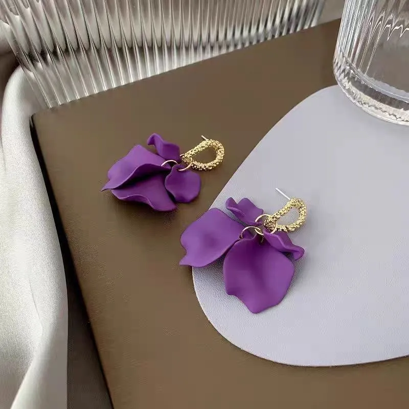 Geometric rose petal earrings in fresh style with spray paint finish