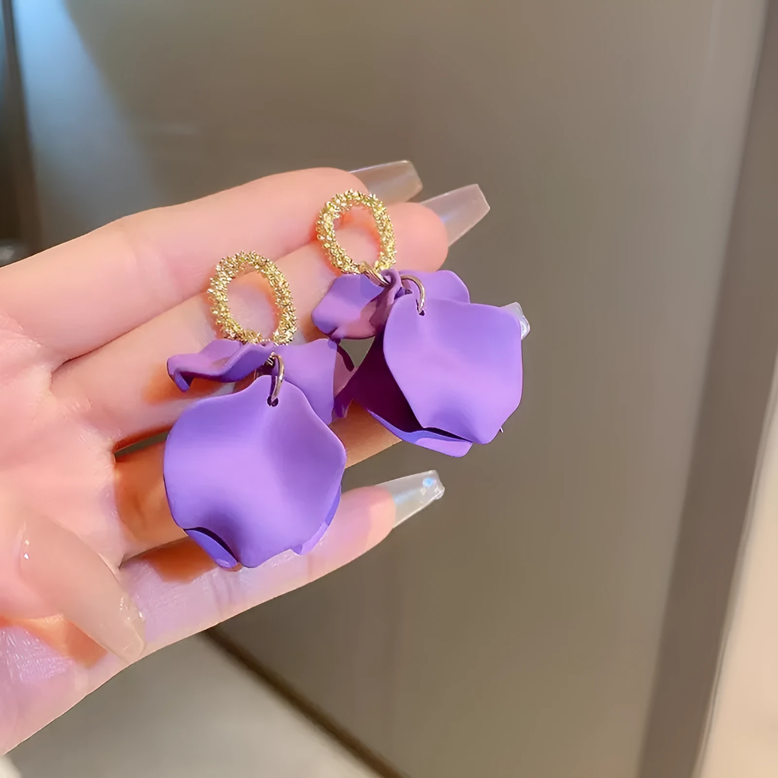 Geometric rose petal earrings in fresh style with spray paint finish