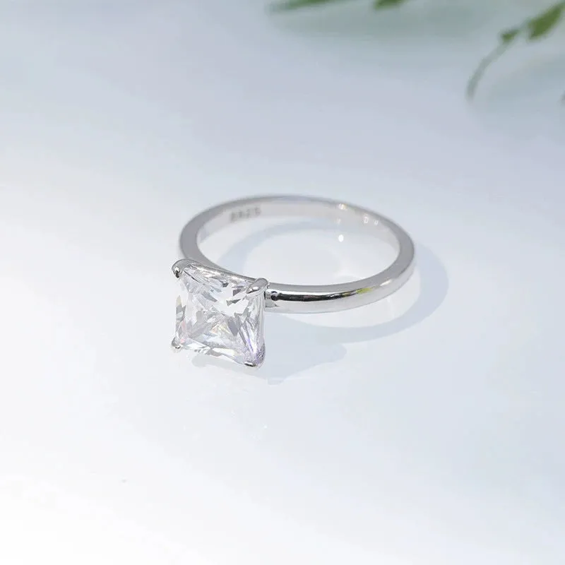 925 silver geometric ring with round zirconium detail in silver, gold, or rose gold colour.