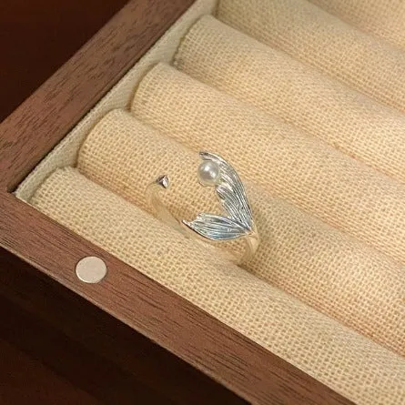 Fishtail pearl little finger ring made of electroplated alloy in free size for unisex wear.
