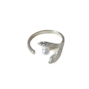Fishtail pearl little finger ring made of electroplated alloy in free size for unisex wear.