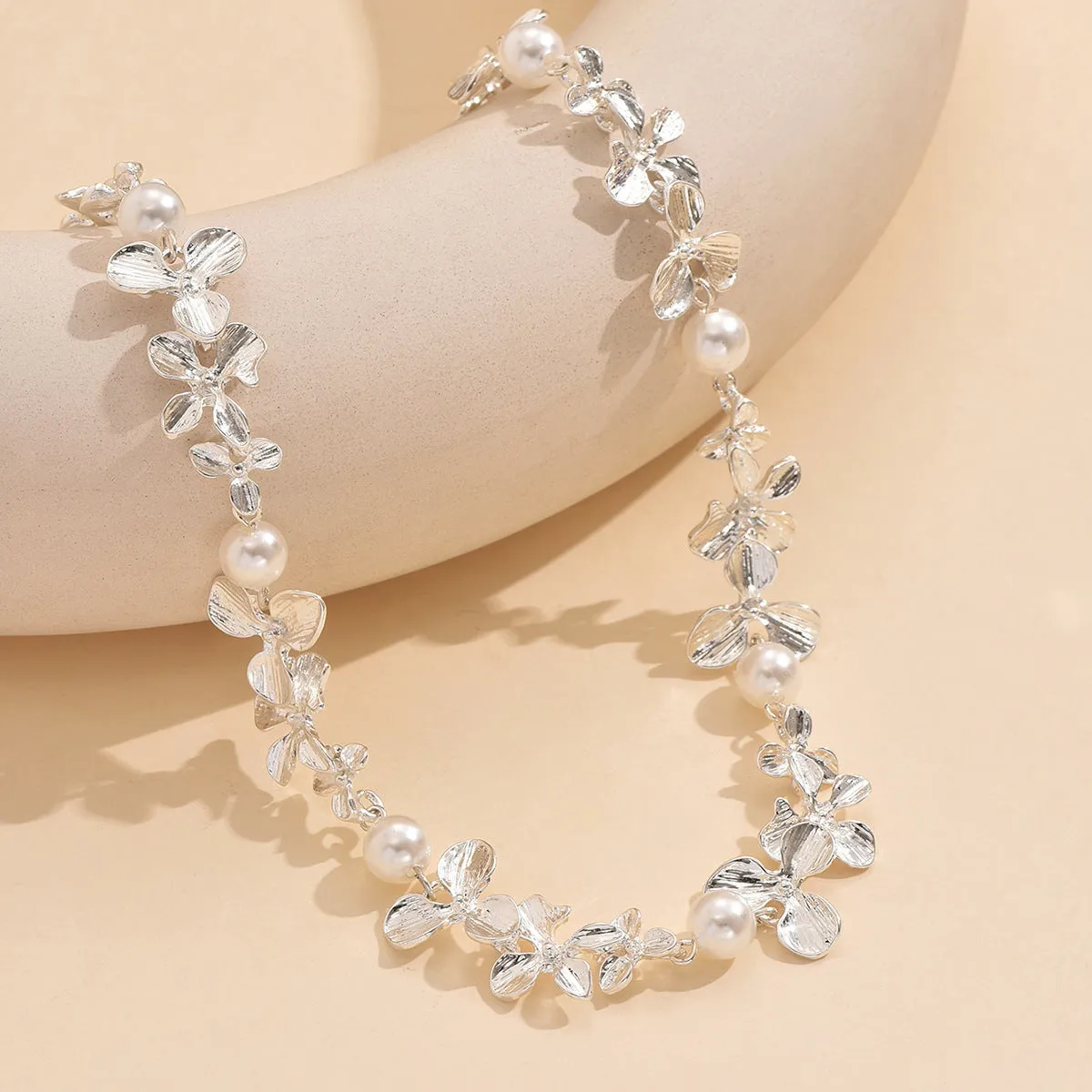 Bright silver flower pearl curved needle necklace on alloy clavicle chain, geometric pendant, vacation style