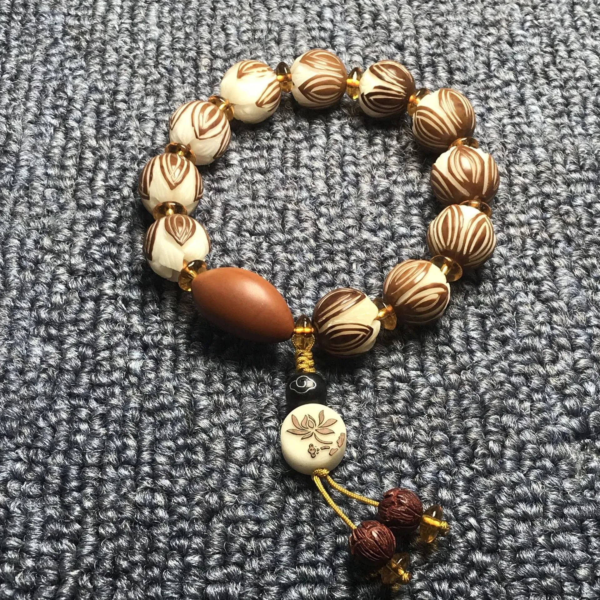 White jade bodhi root carved lotus bracelet in lotus ten thousand words style unisex national style