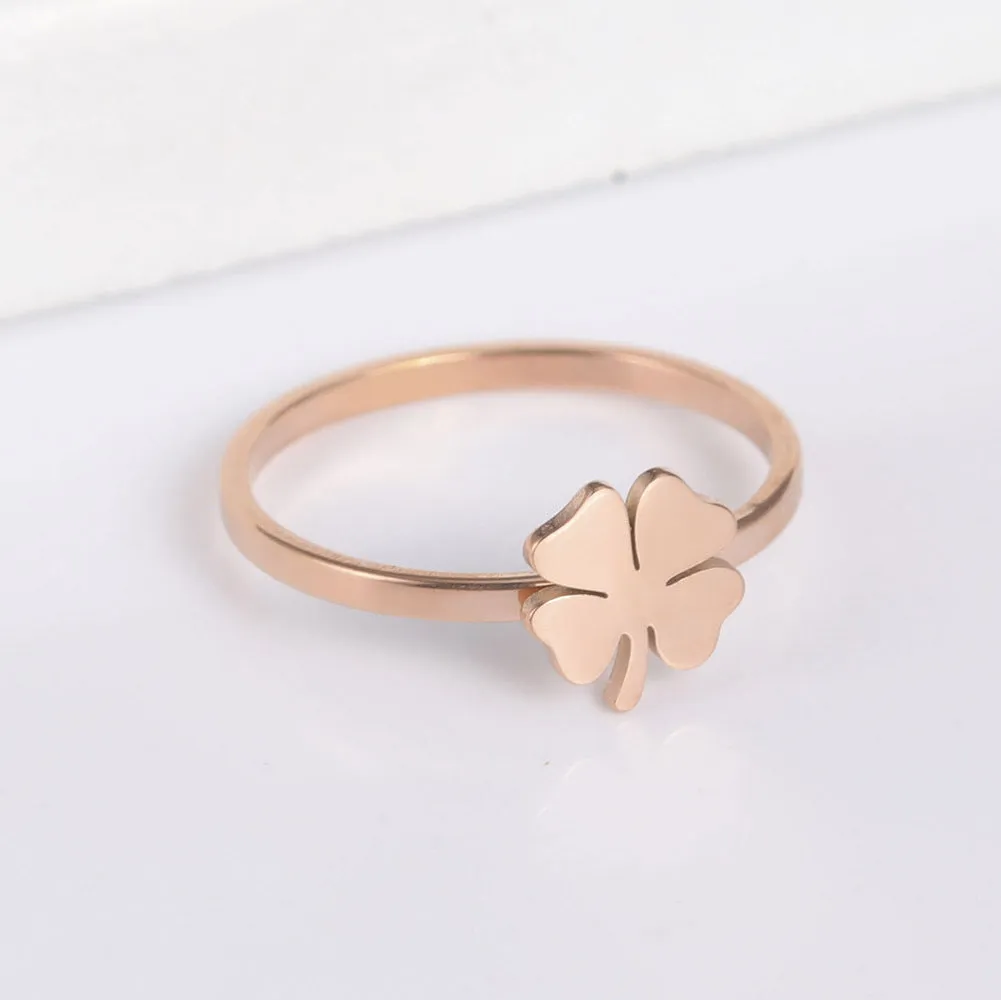 Women's stainless steel four-leaf clover ring in steel colour, flower shape with electroplating finish
