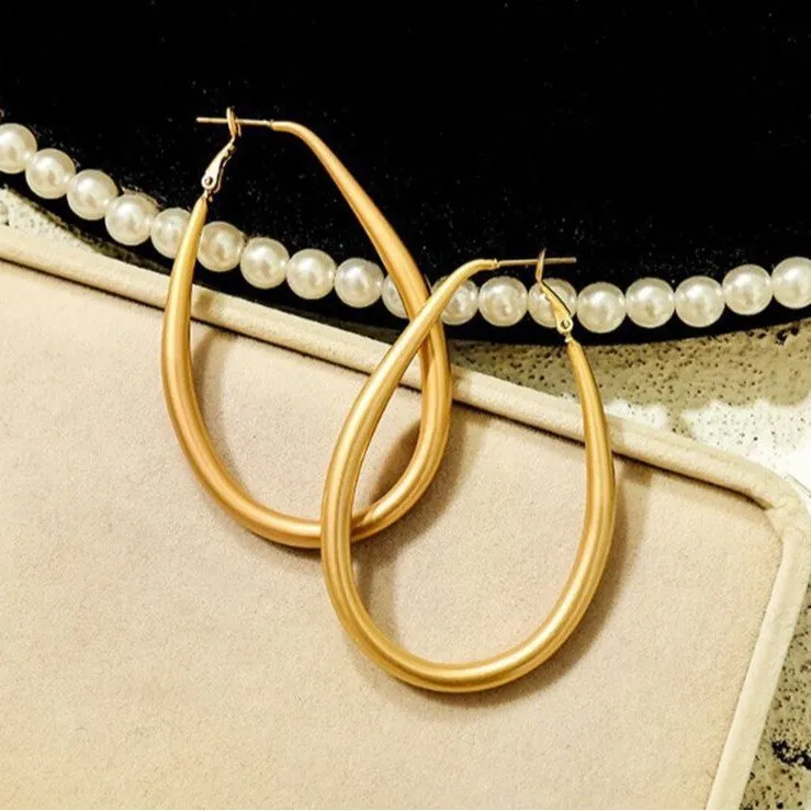 Matte gold geometric ellipse alloy earrings with electroplated finish, vintage French cold wind style for women
