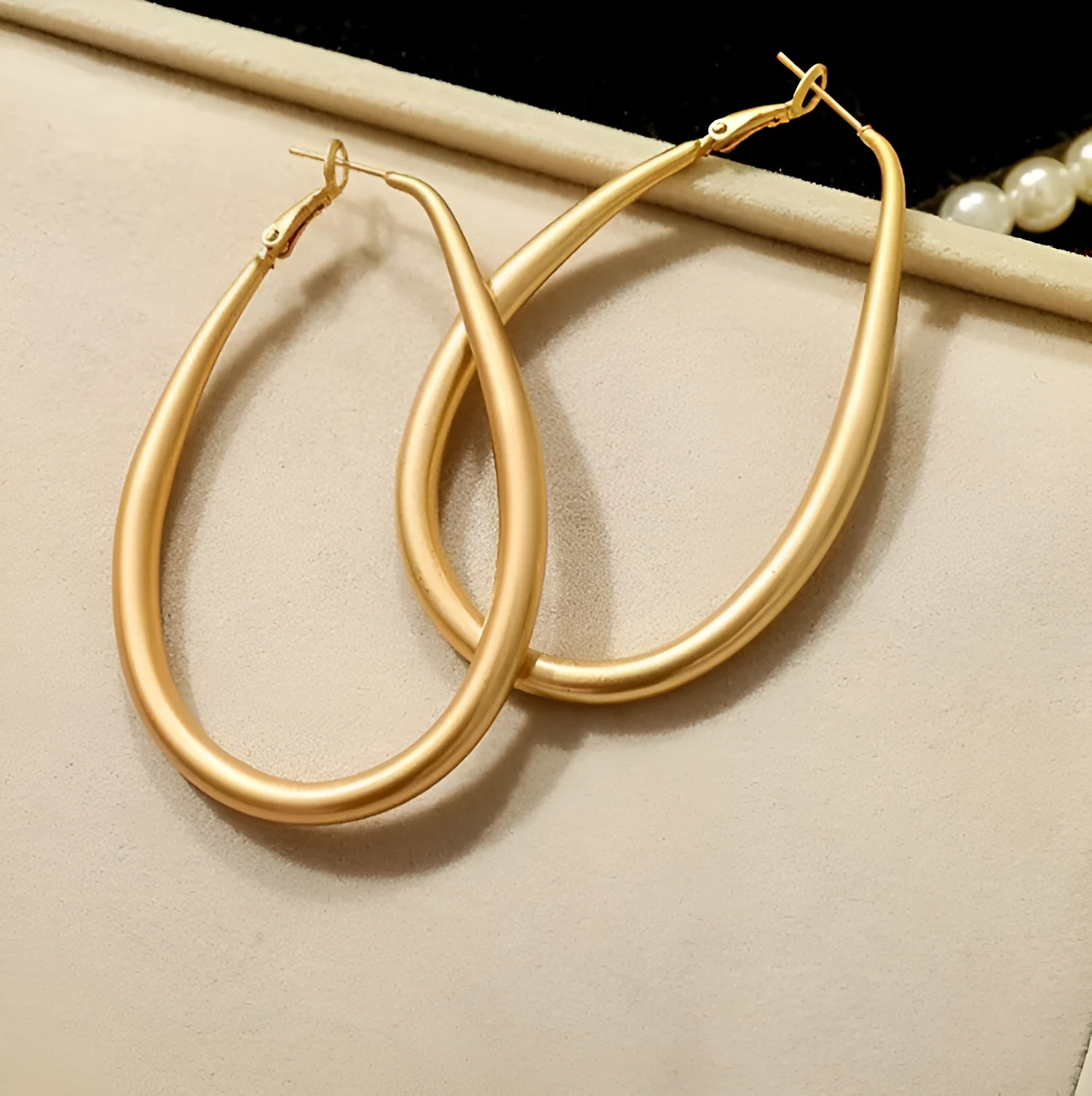 Matte gold geometric ellipse alloy earrings with electroplated finish, vintage French cold wind style for women