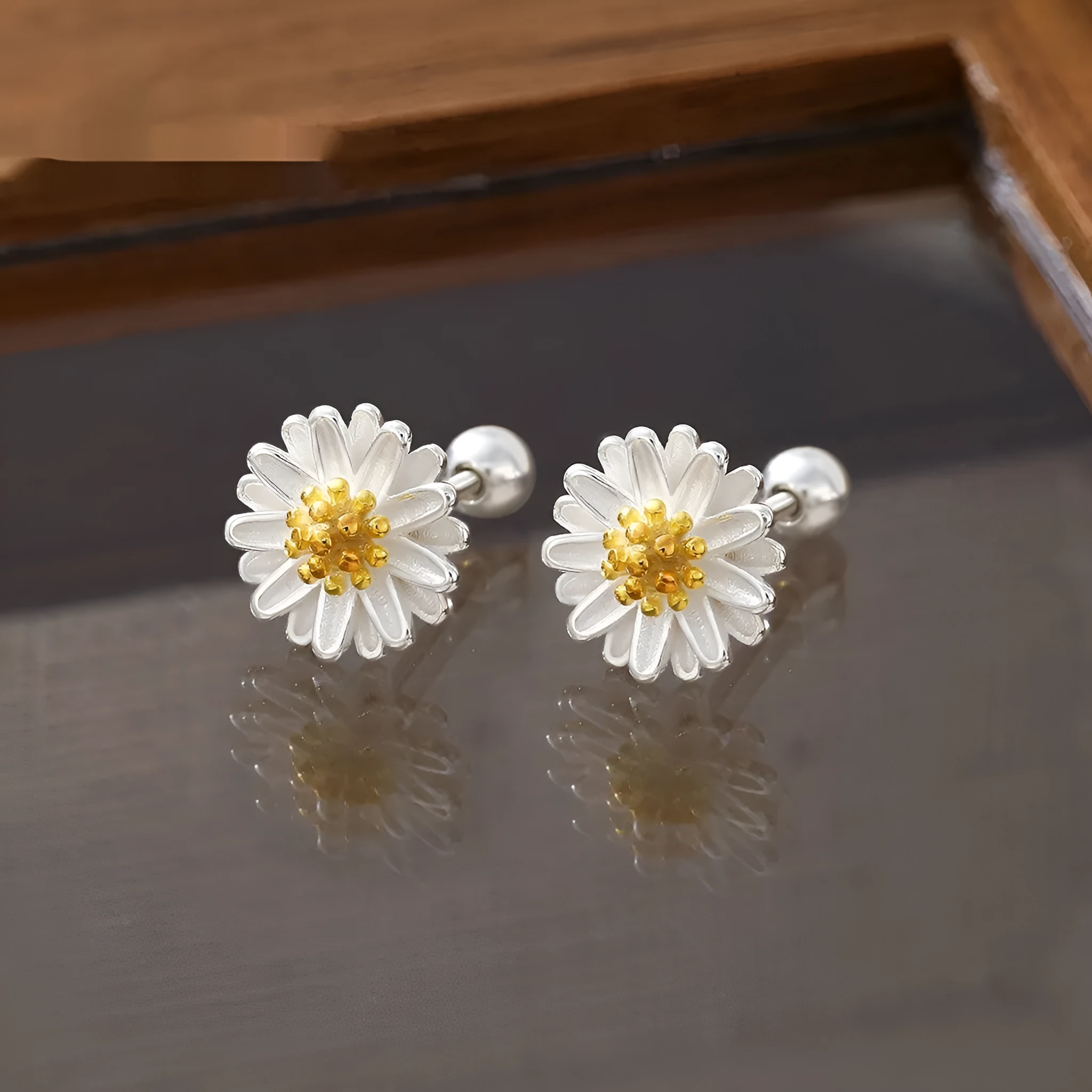 Silver daisy flower stud earrings for women in S999 or S925 silver, available in large or small size