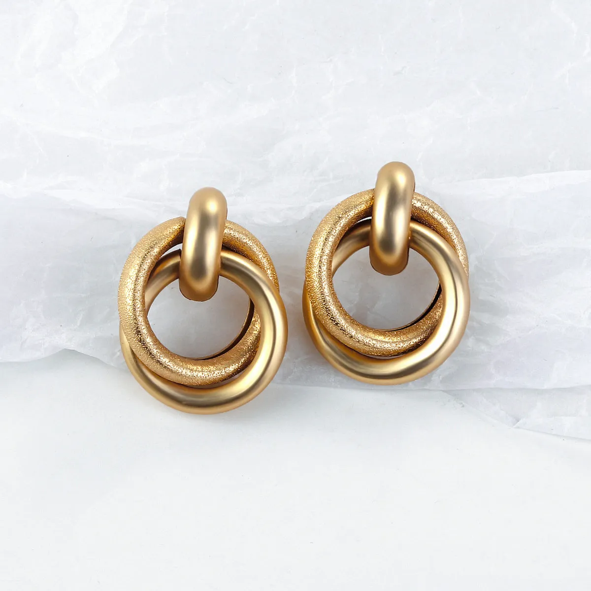 Women's simulated pearl and alloy earrings in gold colour, geometric shape