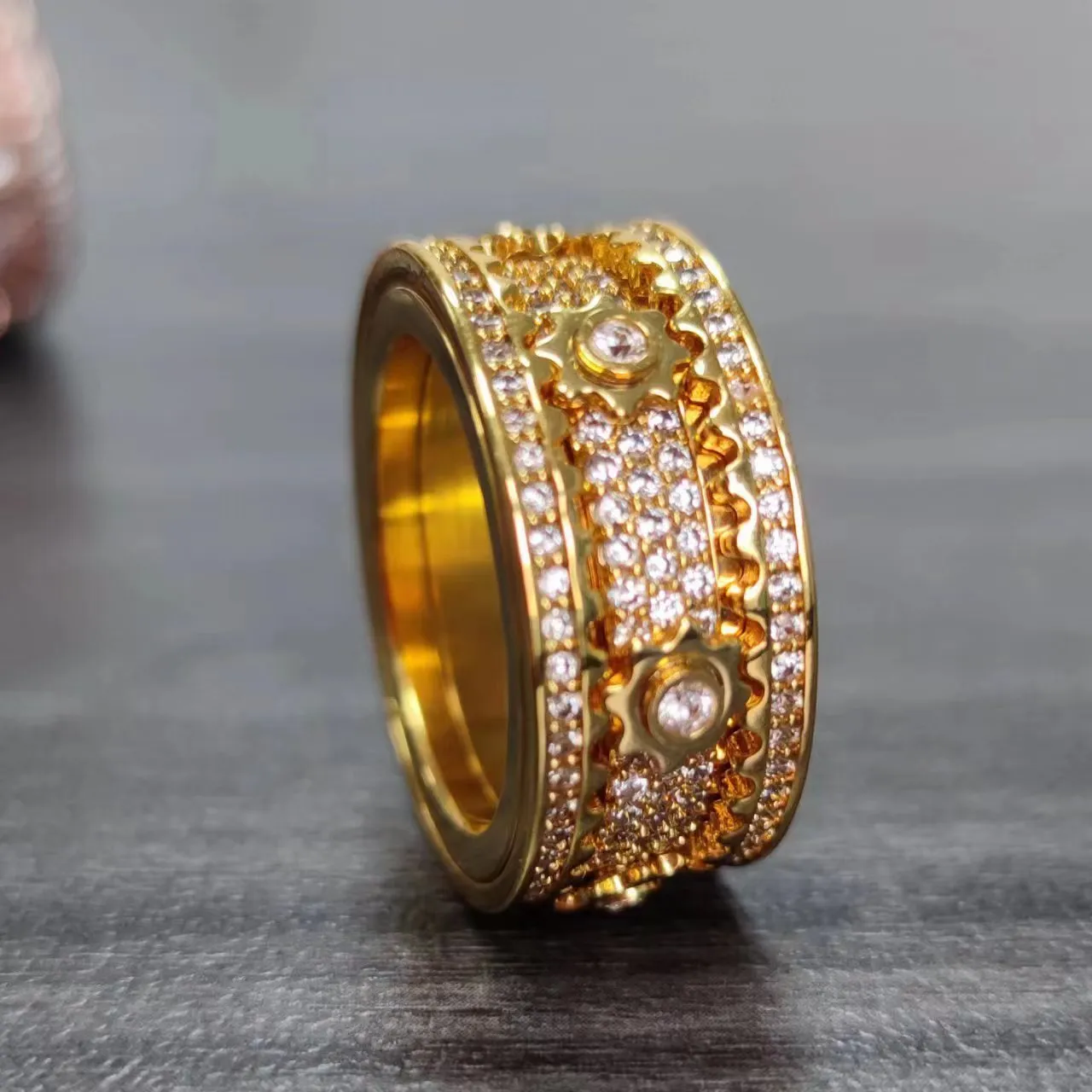Unisex alloy ring with gypsophila inlaid diamond gear rotating design, white gold finish, size 10