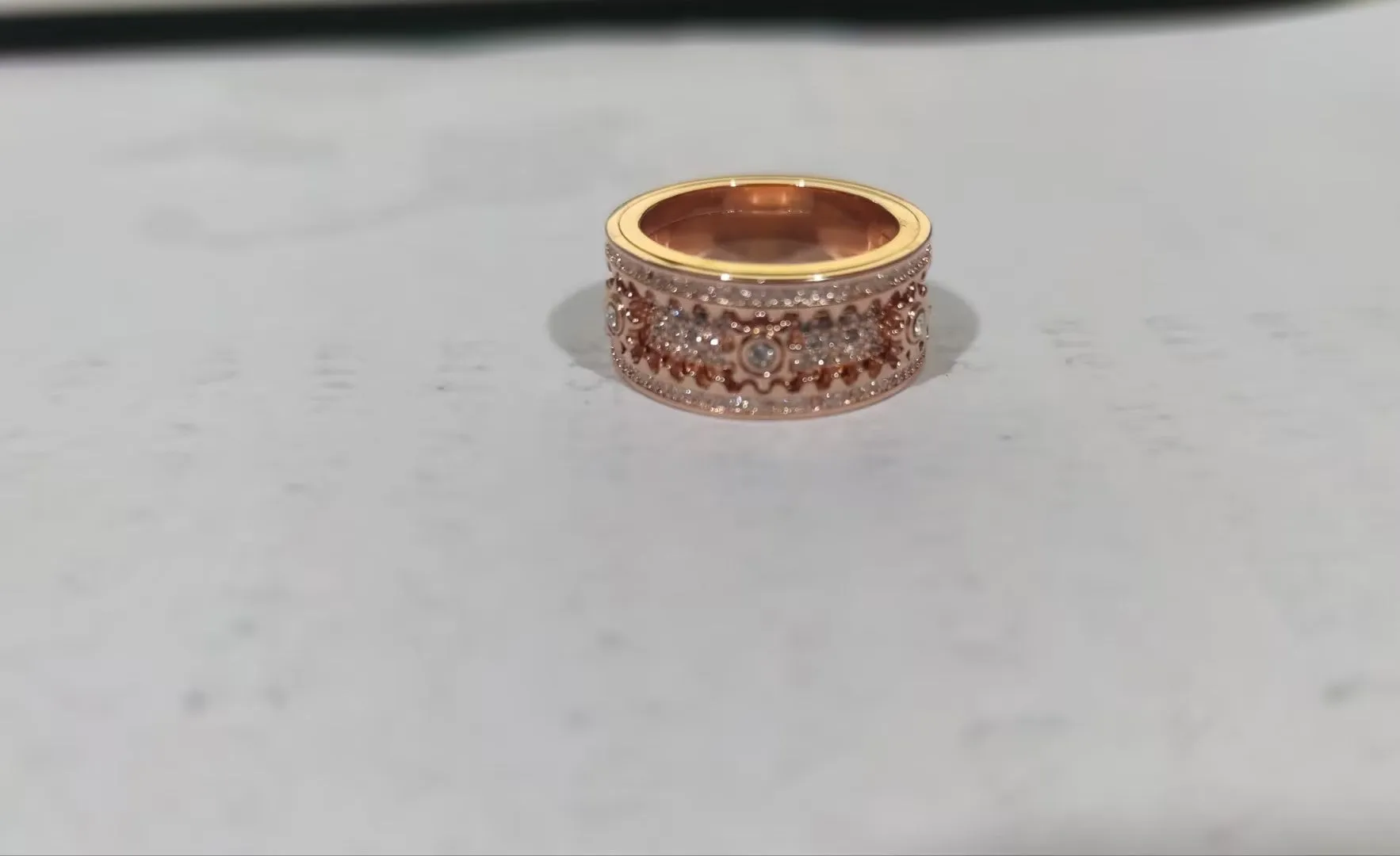 Unisex alloy ring with gypsophila inlaid diamond gear rotating design, white gold finish, size 10