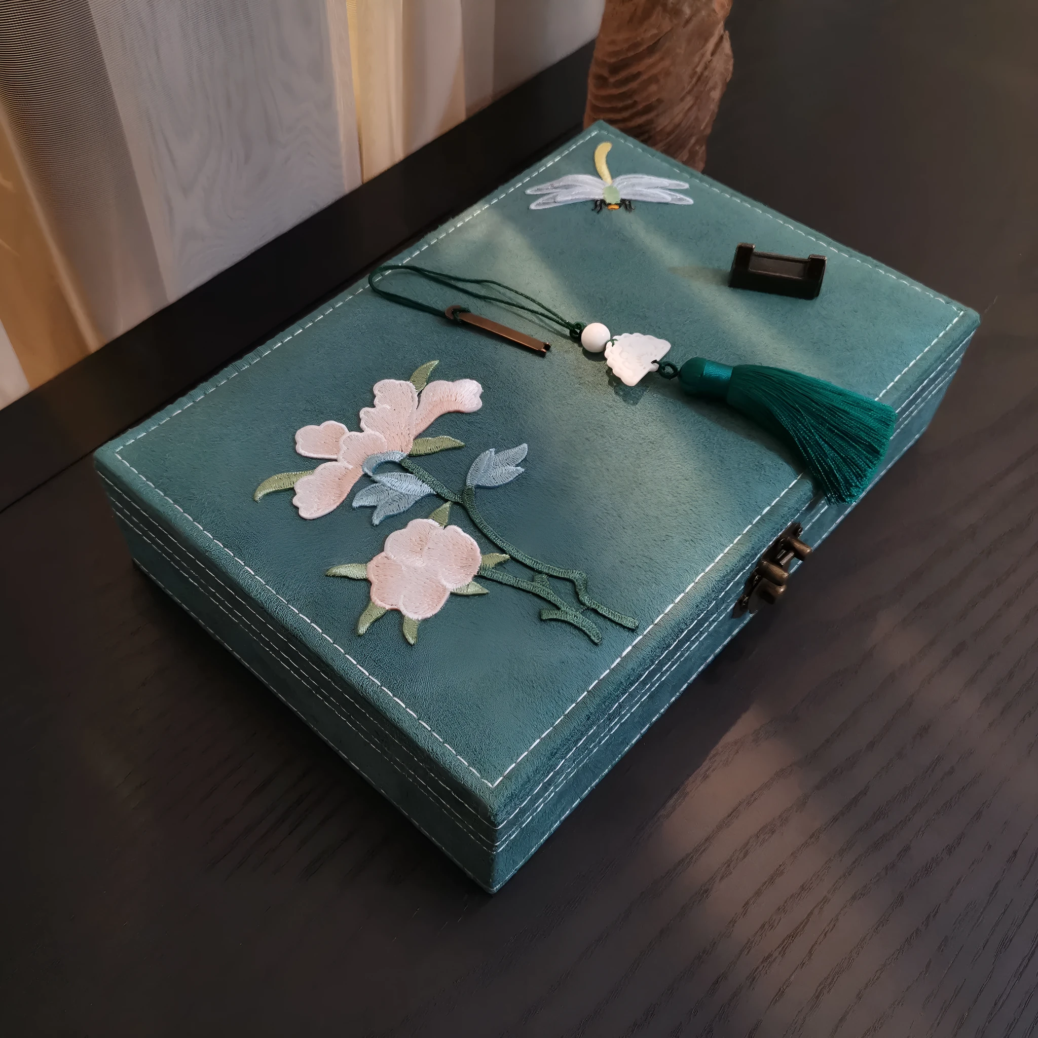 Wooden antique style jewellery box with flannel lining in dark green, 28cm by 19cm by 6.5cm