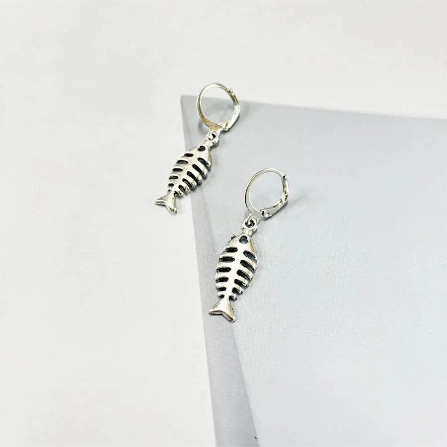 A pair of retro-style alloy earrings with a fishbone pendant hanging from an O-shaped chain.
