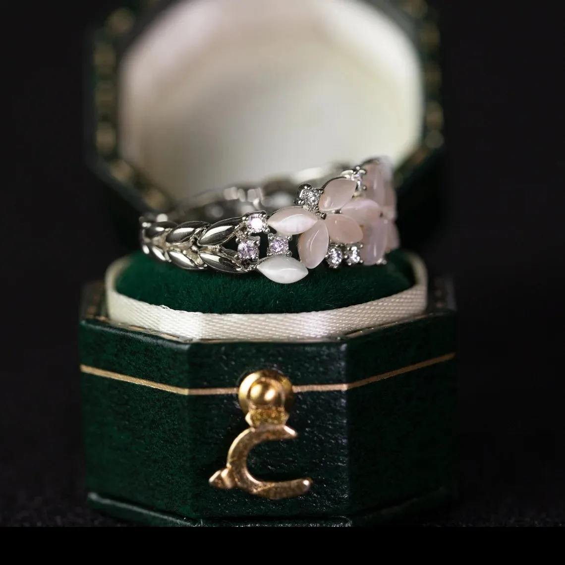 Floral wedding band for women 18K gold with diamond inlay vintage style