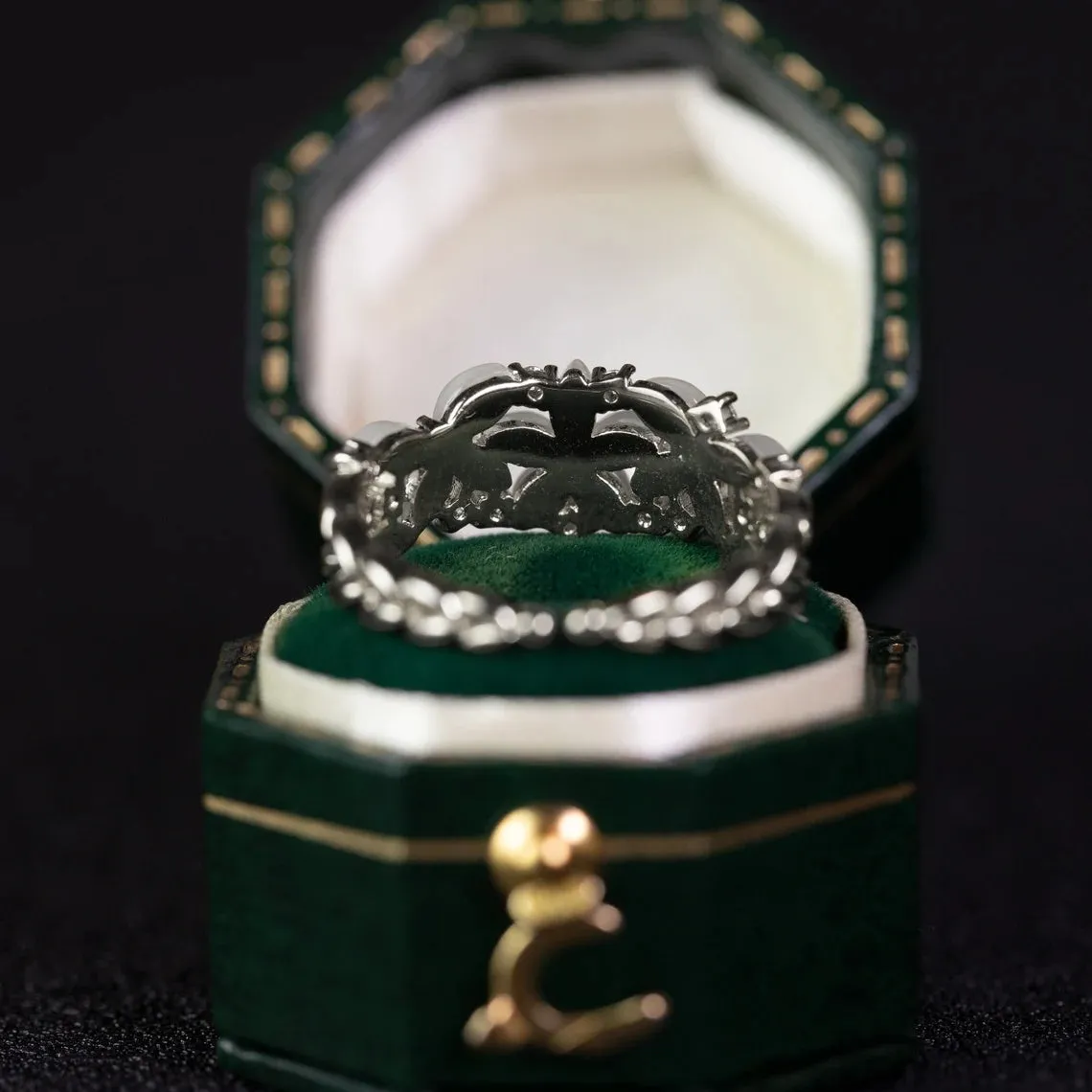 Floral wedding band for women 18K gold with diamond inlay vintage style