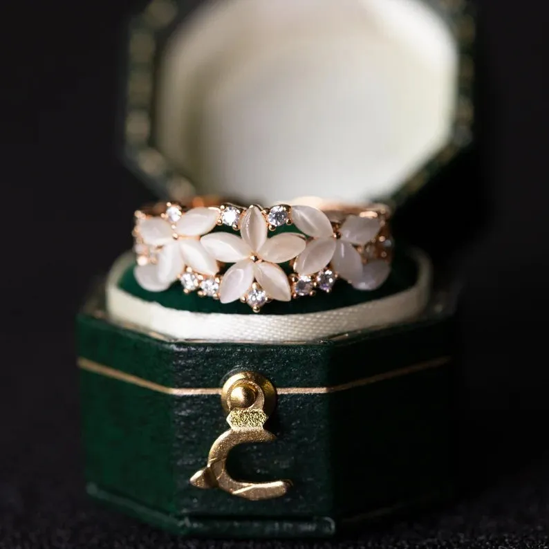 Floral wedding band for women 18K gold with diamond inlay vintage style