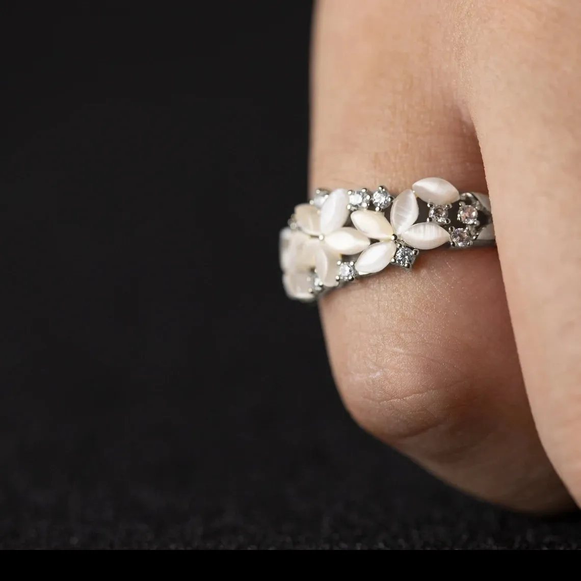 Floral wedding band for women 18K gold with diamond inlay vintage style