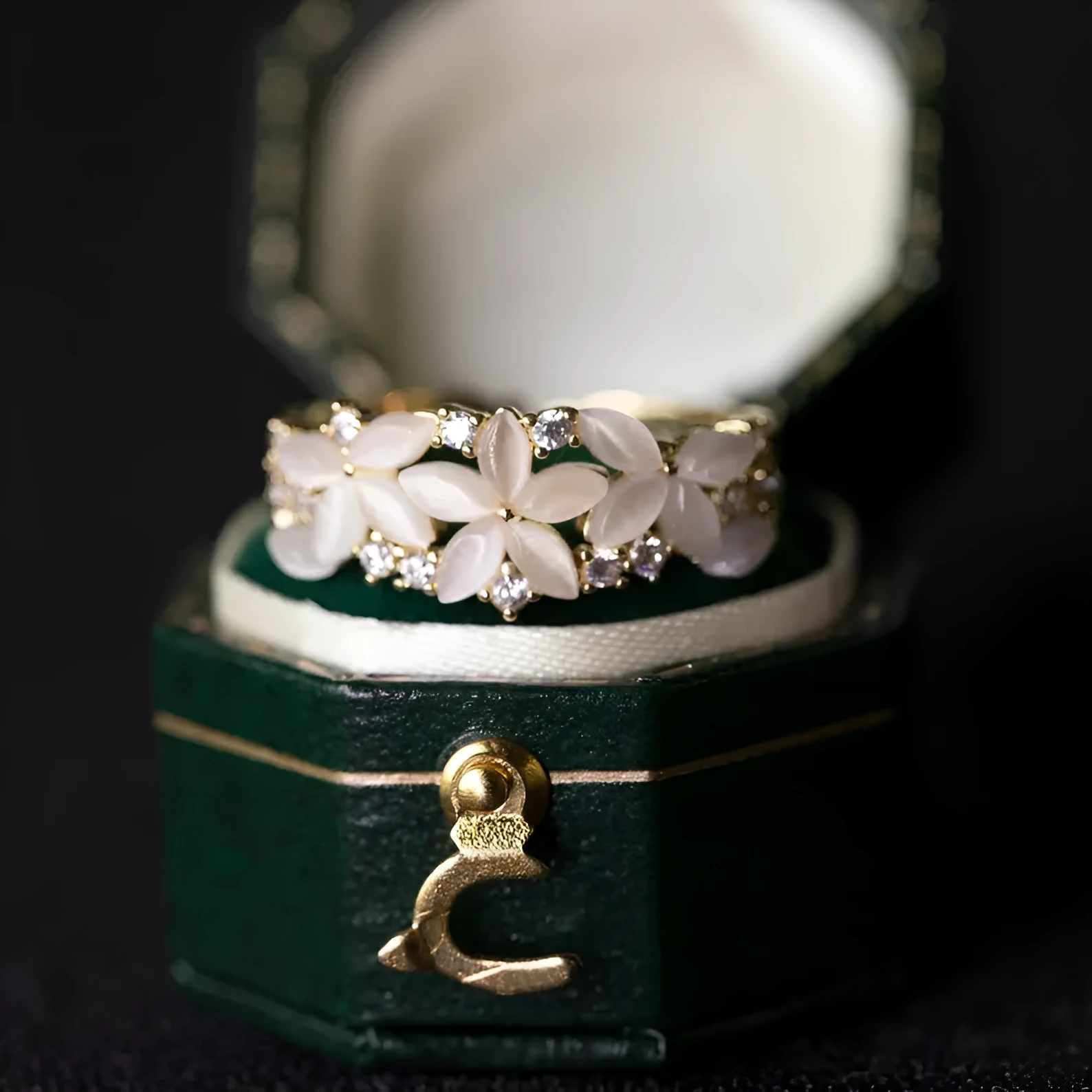 Floral wedding band for women 18K gold with diamond inlay vintage style